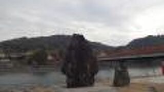 宇治川の中州となっている橘島に「宇治川先陣之碑」がありました。