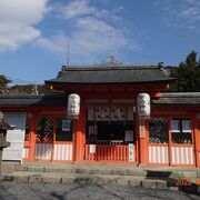 朝霧橋を渡るとすぐに、宇治神社の鳥居があります。