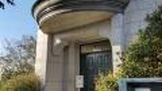 静かに眠っています