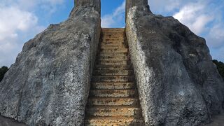 サシバのモチーフはスッパリ切り取られていました：フナウサギバナタ展望施設