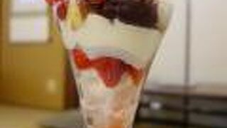 座敷でパフェ。和洋折衷。