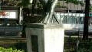 「左手にクロバーの花輪を掲げて走る裸の少年」と「飛び跳ねる子牛」の像は、酪農の象徴とされる。