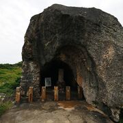 伝説の美女が祀られた巨石：マムヤの墓