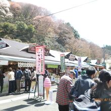 駅前は桜見物のお客さんを目当てに出店がいっぱい。