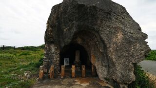 伝説の美女が祀られた巨石：マムヤの墓