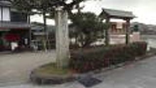 宇治橋のたもとに「宇治川ライン」という大きな石碑がありました。