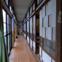 湯治場の風情漂う、襖仕切りの和室が主流です。