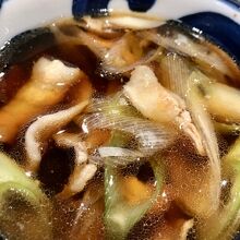 肉汁ざるうどんのつけ汁、お肉もたっぷり！