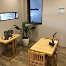 明るい店内、奥には座敷もある