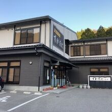 建物の周囲には桜がいっぱいです。