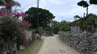 赤い屋根と個性的なシーサー