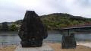 川のせせらぎと新緑に癒されます