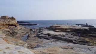 海に向かってなだらかなスロープ状の大岩盤が広がっていました