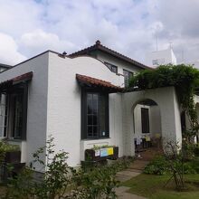 通り側。奥に椰子の木が１本。