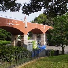 下から見た霧笛橋。