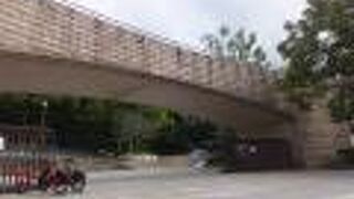 広場の上のアーチ橋部分がきれい。