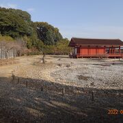 池に敷き詰められた大きな丸い石が印象に残っています。