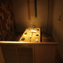 席の間には仕切り