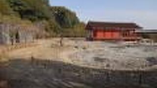 池に敷き詰められた大きな丸い石が印象に残っています。