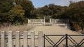 水上池の北側に古墳の本来の入口がありました。