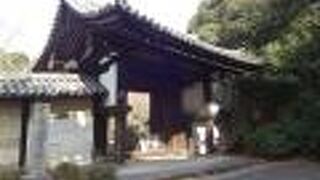 ウワナベ古墳の線路を超えた東側にあります