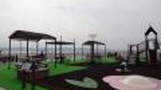 私がテラスでいる間に、飛んでいる飛行機を見ることはありませんでした。