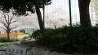 公園を造った経緯を記した石碑も建てられています