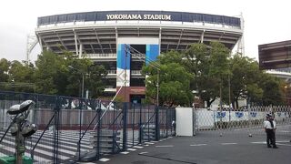 公園前の通りが封鎖