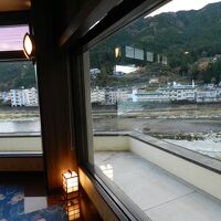 目の前には飛騨川が広がります
