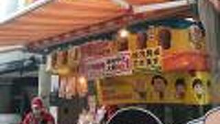 なんばグランド花月正面に