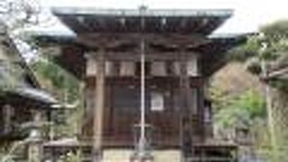 ひっそりした寺院です