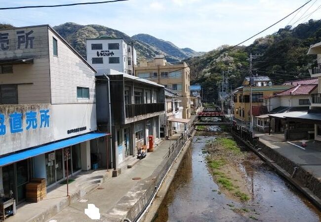 風光明媚な温泉地