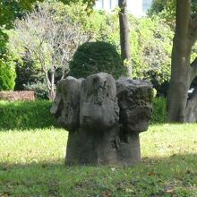 若葉東公園の芝生の中には、独創的なオブジェが置かれています。