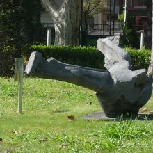 若葉東公園の中には、いろんなオブジェや像が見られます。