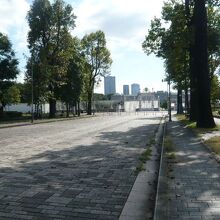 若葉東公園の中央には、南北に、広い道路が走っています。