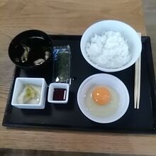 朝ごはんに、この卵かけ朝食は安くてありがたい。