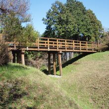 河村城址の木橋と堀切