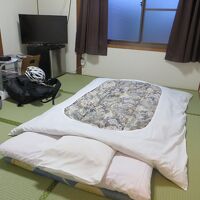 一人用ですが広さは十分。布団もひいてあり清潔でした。