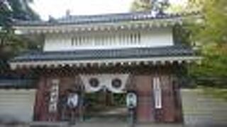 掛川城の大手門がある