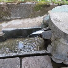 細い樋から流れ出る右近清水。まろやかな味わいでした。