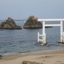 二見ケ浦の真っ白な鳥居と夫婦岩