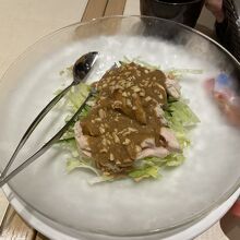 最初にきた蒸し鳥の胡麻ソース。あとは食べるのに夢中で・・