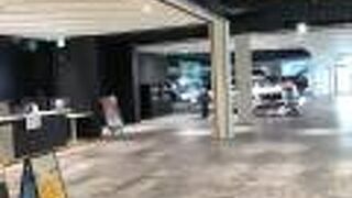 三菱車をカジュアルに見学できるショールーム。