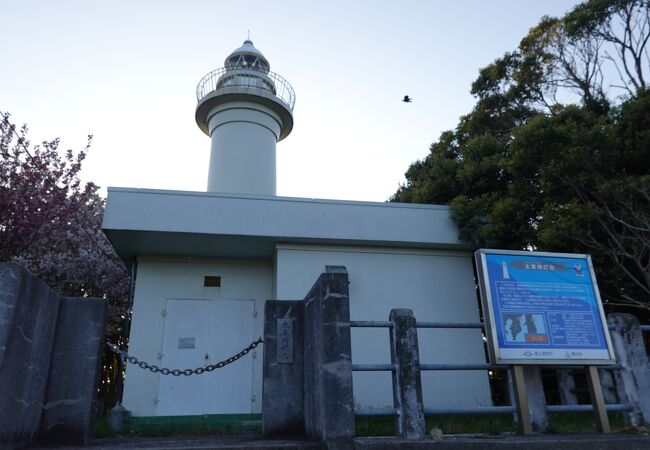 高さ16メートルの白亜の灯台