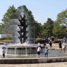 暑いほどの陽気の日で、噴水周りでは水遊びの子も大勢。