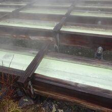 硫黄の結晶をとっているのかな。