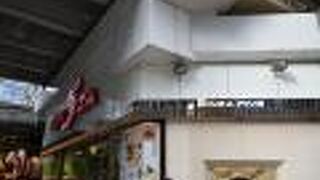 JRの高架下にあるショッピングモール