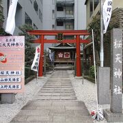 ビルの間にある神社