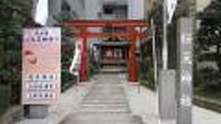 ビルの間にある神社