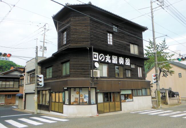 目立つ3階建ての木造建築